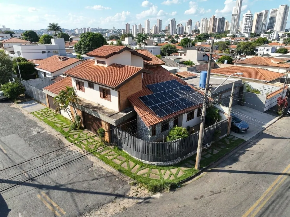 Casa de esquina em bairro urbano com sistema fotovoltaico no telhado cerâmico