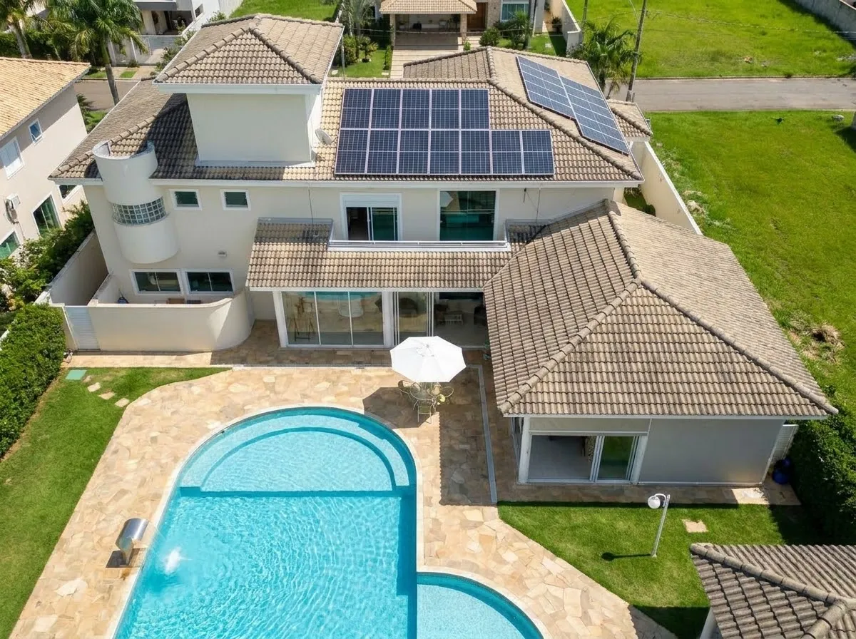 Sobrado em condomínio com placas solares distribuídas em duas faces do telhado de telha de concreto